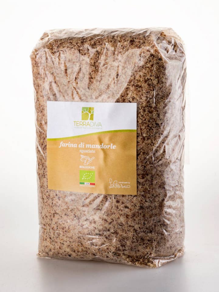 Shelled organic almond flour - made in Puglia for wholesale by Terradiva Azienda Agricola Biologica