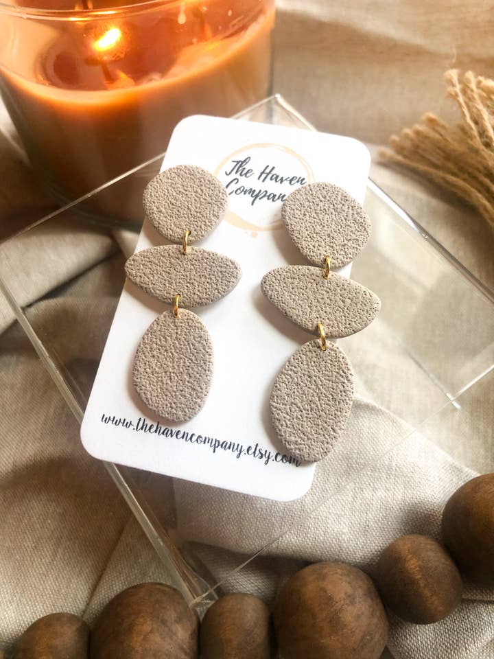 Harper Color : Dune de sable | Texture : pierre | Boucles d'oreilles en argile pour la vente par The Haven Company