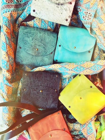 Sac croisé en bois et cuir pour la vente par Rural Roots