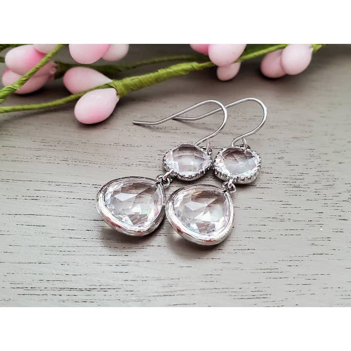 Boucles d'oreilles pendantes en forme de goutte de cristal clair en rhodium argenté pour la vente par The Wild Poppy Jewelry Co.