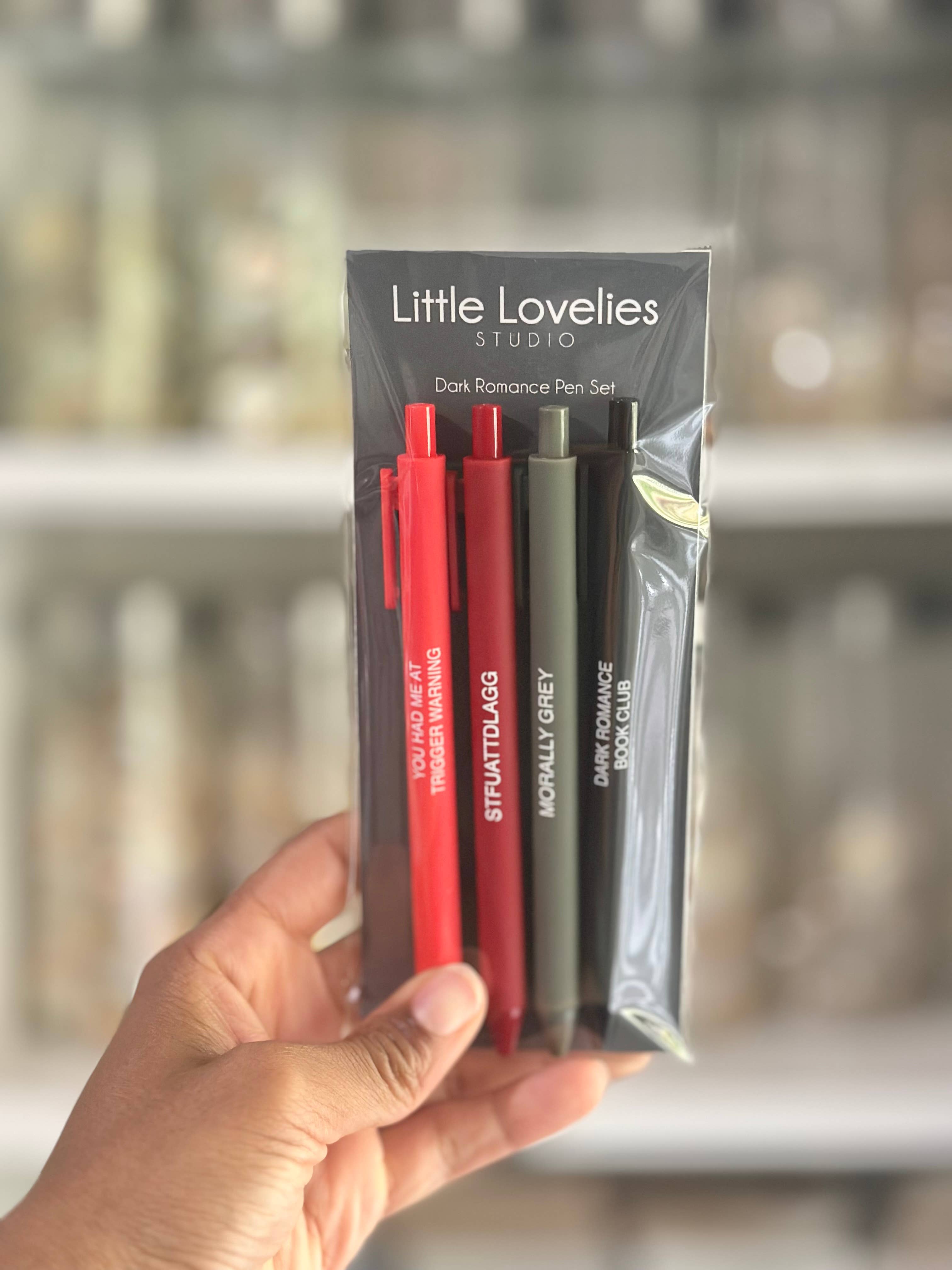 Little Lovelies Studio - Venta al por mayor Bolígrafo - Juego de bolígrafos Dark Romance – Set de 4 bolígrafos retráctiles de tinta negra3