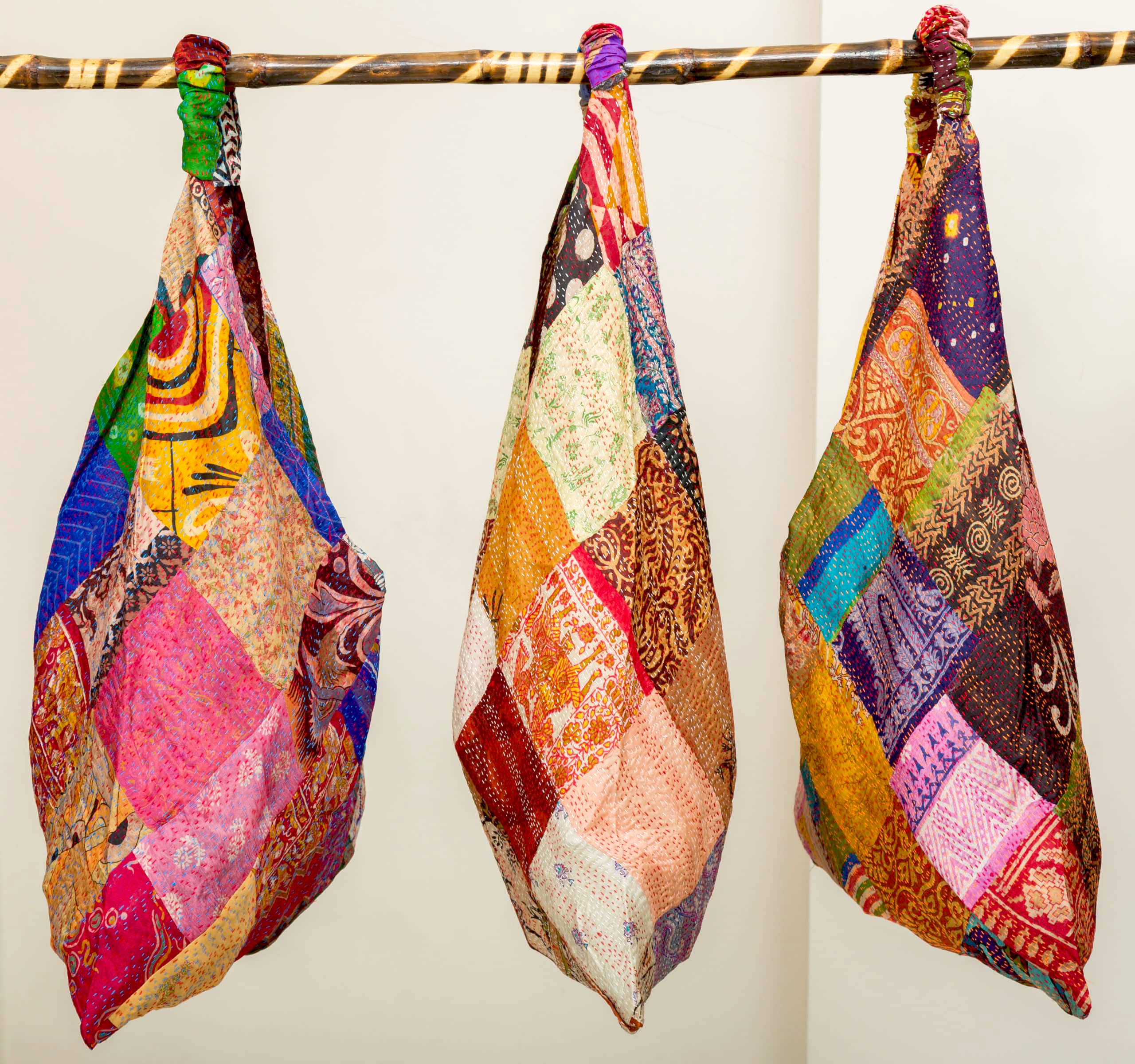 Sevya Handmade – Großhandel Tragetasche – Damen – Kantha Dreieckstaschen aus Seide1