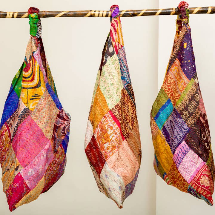 Sevya Handmade – Großhandel Tragetasche – Damen – Kantha Dreieckstaschen aus Seide1