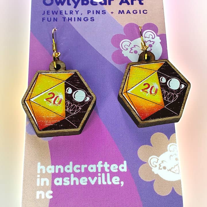 D&D Dice Mimic d20 Holzohrringe für den Großhandel von Owlybear Art