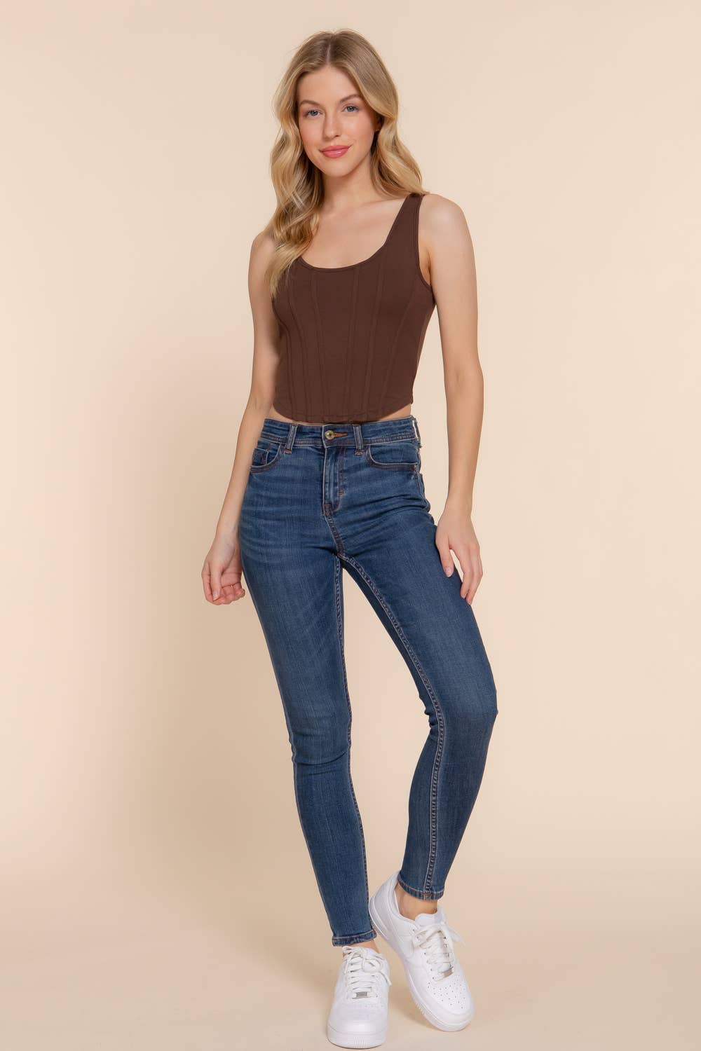 Active Basic | Active USA - Venta al por mayor Jersey corto de punto - Mujer - Top de punto sin mangas con dobladillo curvo y detalle de forro  4