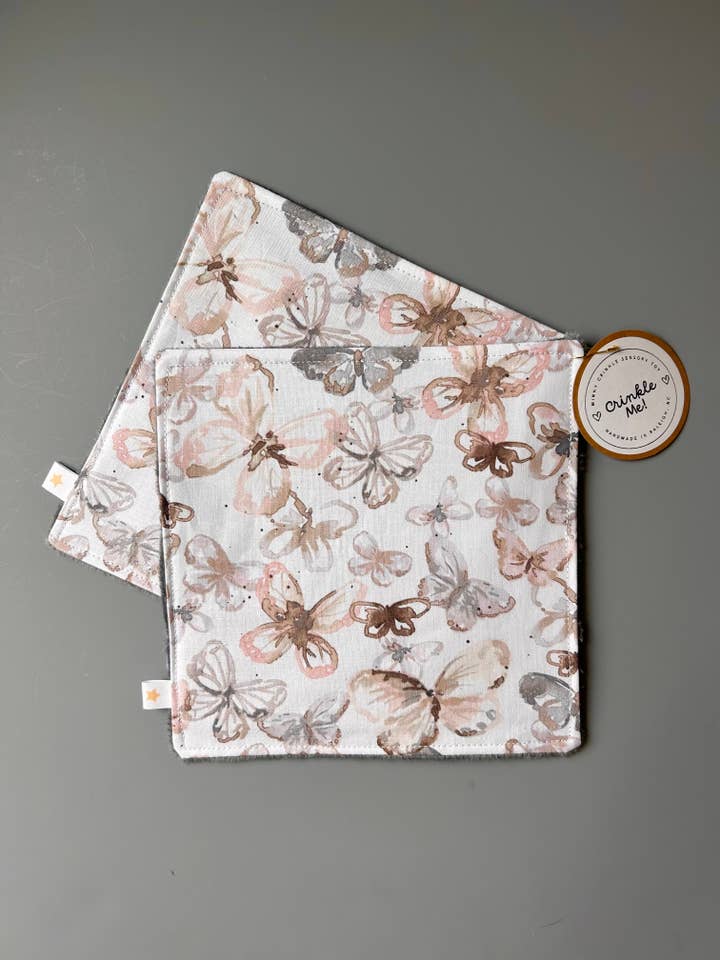 Jouet sensoriel froissé en minky avec papillons aquarelle pour la vente par Port & Starbird