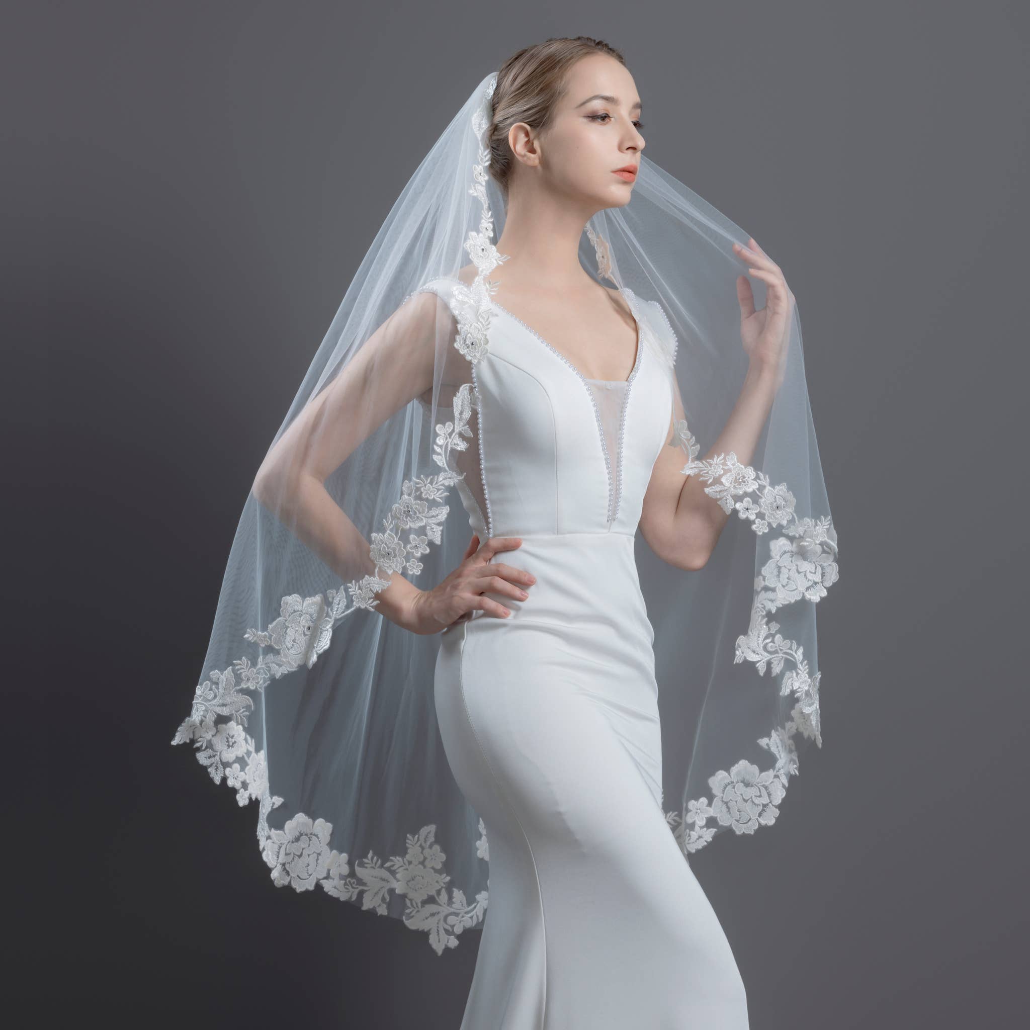 Farinosa Bridal – Véu - Mulher por atacado – Veu de Noiva com Renda Bordada de Videira Floral Farinosa Bridal 107 cm2