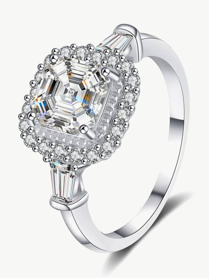 So Much Shine 2 karat pude-skåret moissanit (rhodium over rent sterlingsølv) ring for engroshandel hos Sparkala