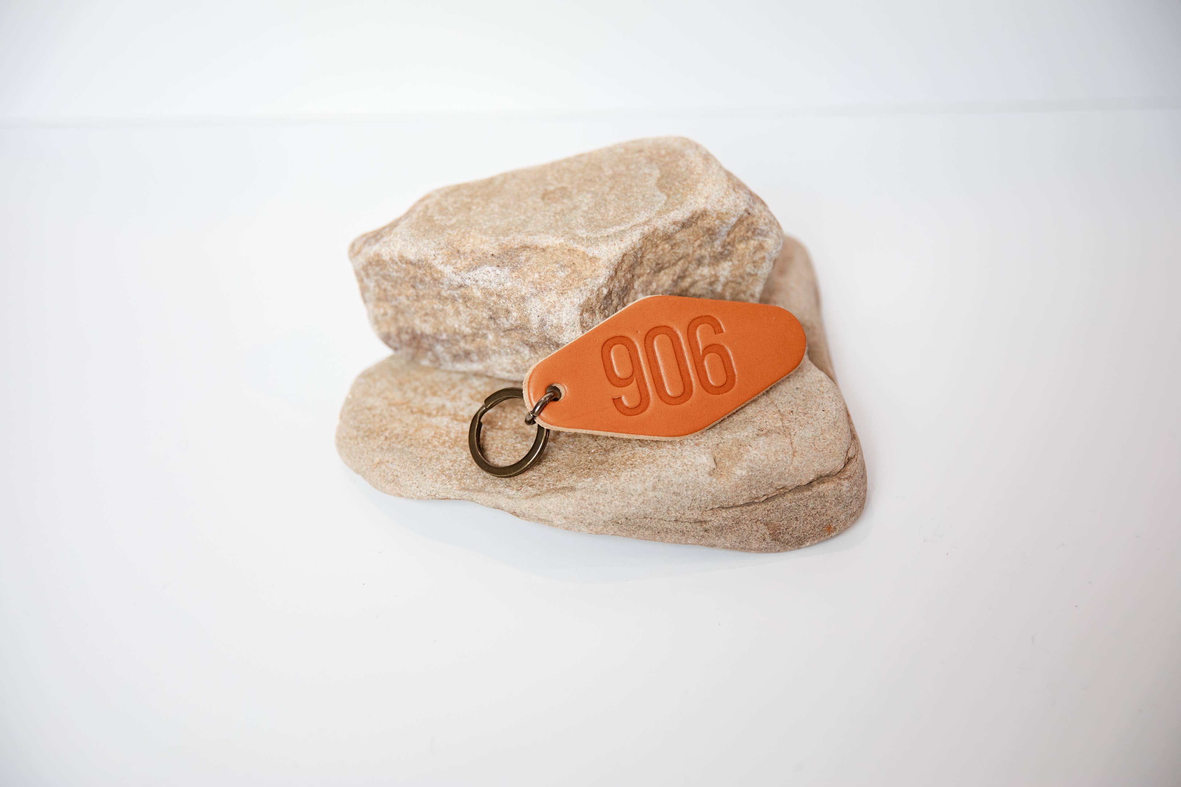 Aura Design Co. - Venta al por mayor Llavero - Unisex - Llavero de Cuero con Código de Área Personalizado