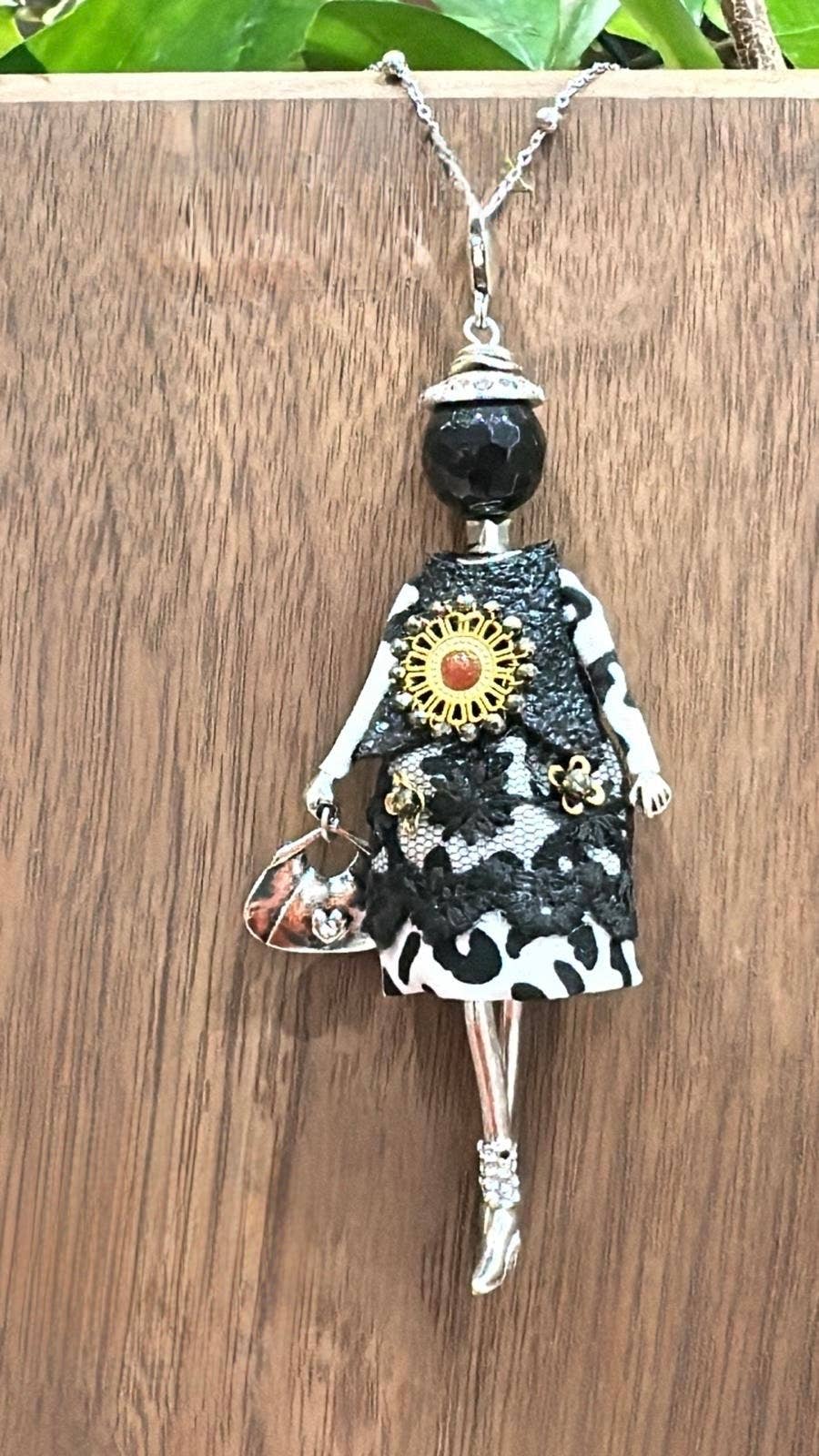 Pretty Persuasions – Großhandel Kette mit Anhänger/Charm – N23188G Halskette mit Steinverzierung, französische Puppe, Edelstahl6