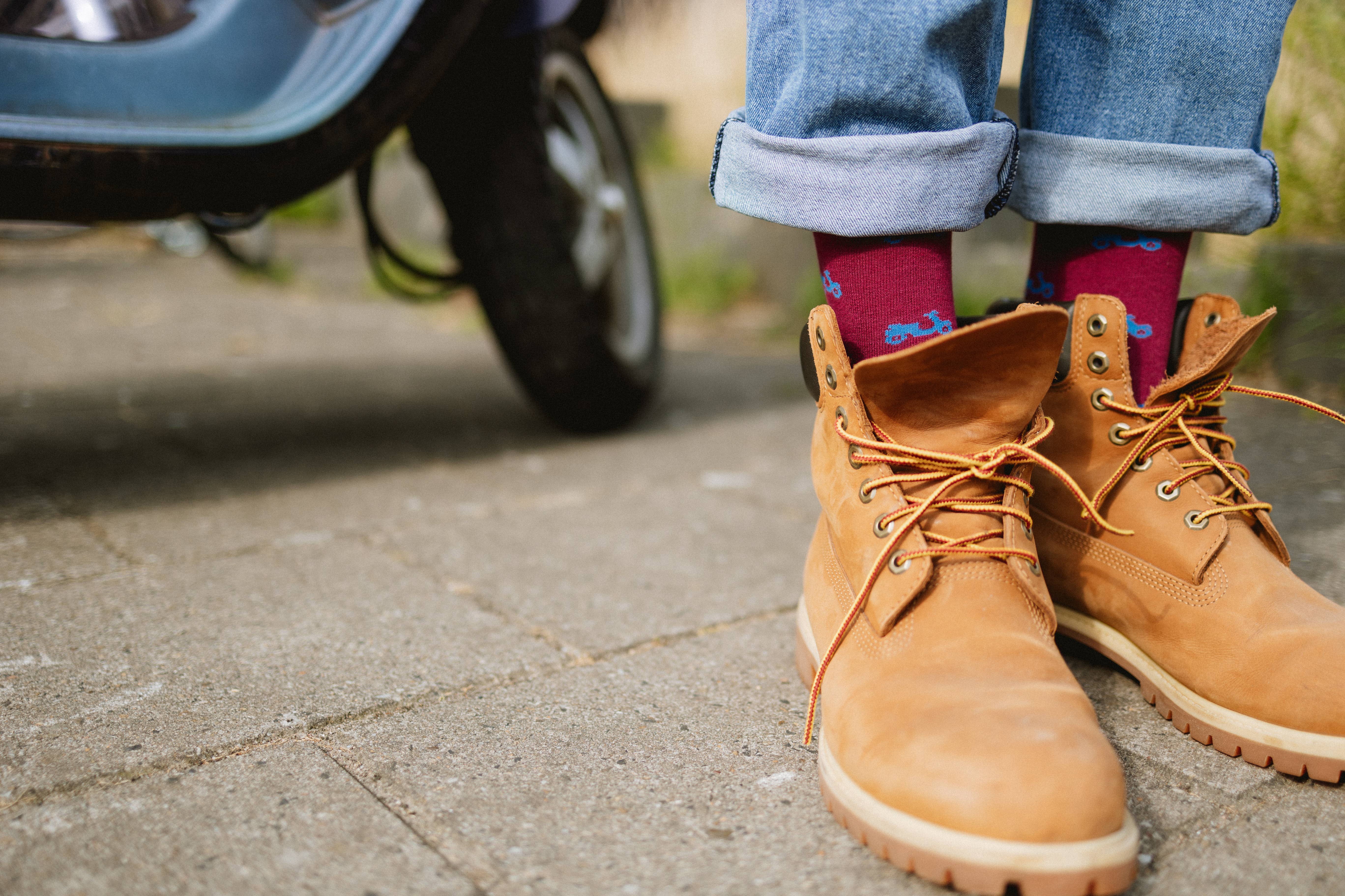Slopes&Town - Wholesale Socks - Unisex - Gift box belt Xavi and Burgundy Vespa Socks4