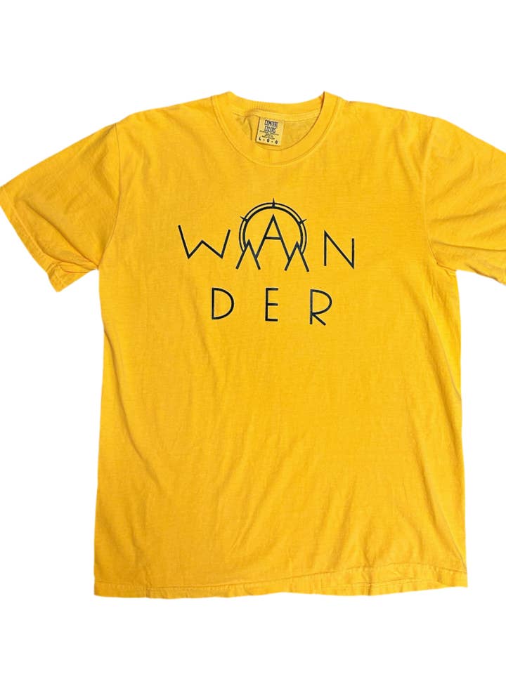 T-shirt Lever de Soleil Montagnard pour la vente par The Wander Brand