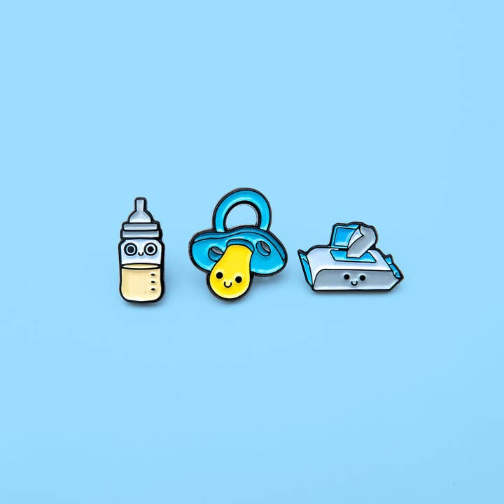 Petites épingles en émail pour bébé : ensemble de mini-épingles à remplir pour tétine, biberon et lingettes pour la vente par Leon Römer Illustraties
