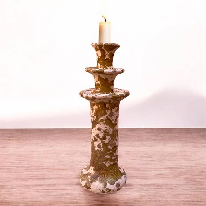 Håndlavet marokkansk Tamegroute stænket okkerglaseret keramisk lysestage | Kunsthåndværk keramik dekoration for engroshandel hos Moroccantastics