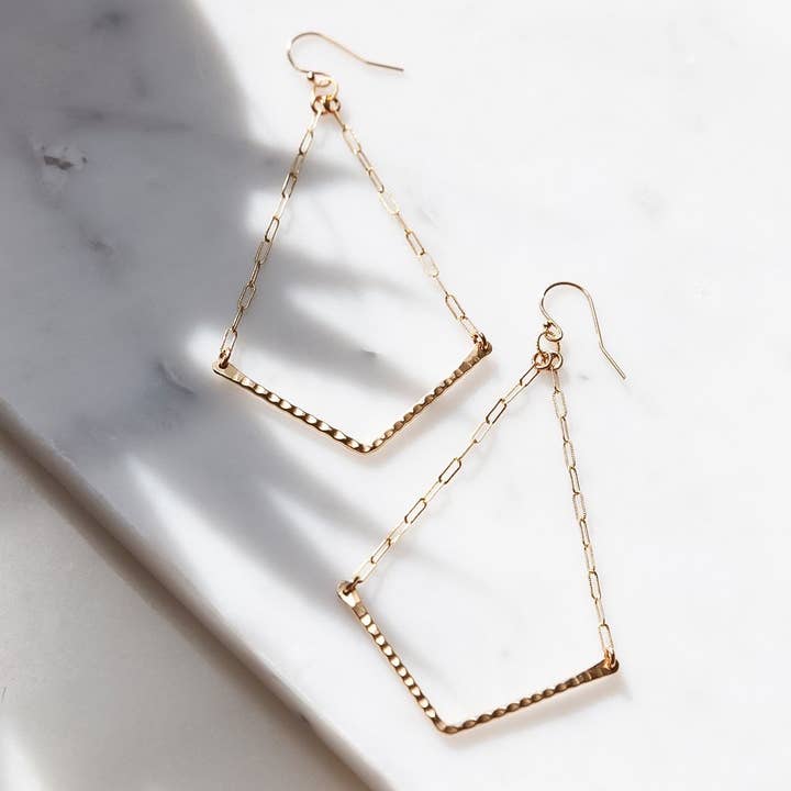 Orecchini a V per la vendita all'ingrosso da parte di Maya Bauman