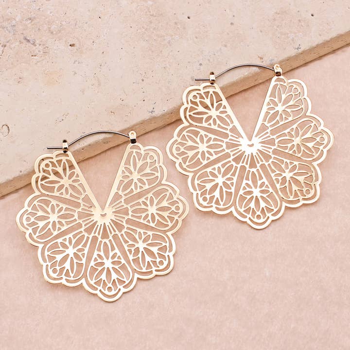 Créoles florales vintage en or découpées au laser pour la vente par ZAD