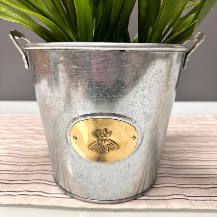 India Handicrafts Inc - Vendita all'ingrosso Secchielli per ghiaccio - Secchiello per champagne con emblema a forma di insetto in latta zincata dorata1