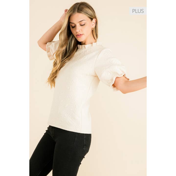 Top texturizado color crema de manga abullonada con cuello con volantes, talla XL para venta al por mayor de THML