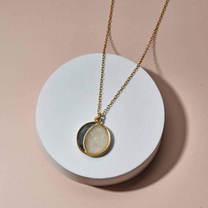 Le collier New Moon avec pierres précieuses concassées pour la vente par Cameoko