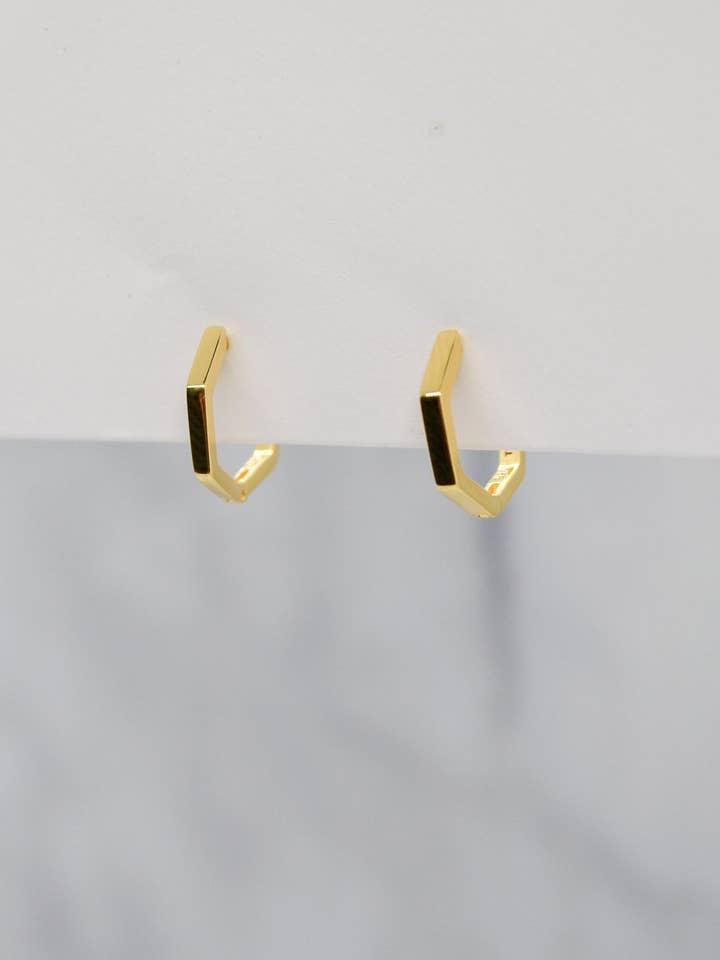 James Collection Huggie-Ohrringe, 14 Karat vergoldet, 12 mm, Heptagon-Design für den Großhandel von Willa James