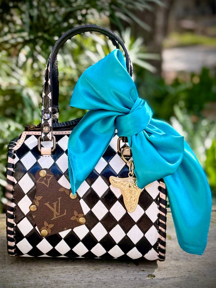 Sac Speedy Damier Noir et Blanc LV Recyclé Western Rodéo pour la vente par Southern Junkie Gypsy Boutique