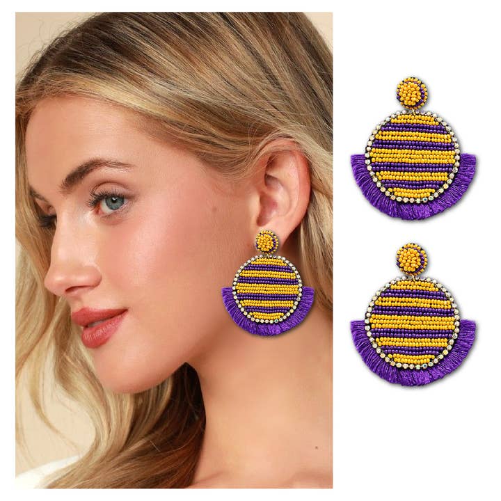 Boucles d'oreilles rondes à franges perlées de football universitaire violet et or pour la vente par Boho Grow Studio