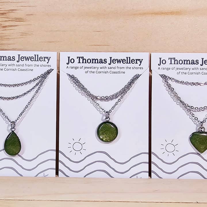 Mini-suspensions en sable olive pour la vente par Jo Thomas Jewellery