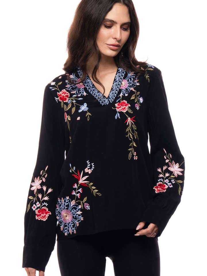 AD2646 Geborduurde V-Hals Blouse voor wholesale door Adore