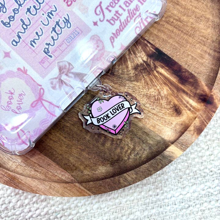 Pendentif anti-poussière USB-C pour amoureux des livres pour la vente par Posh Paperie