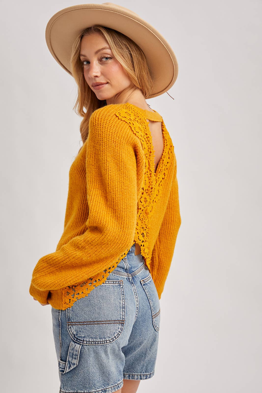 Bluivy - Wholesale Pullover-trui - Dames - Bluivy trui met gehaakte kant en kruispatroon aan de achterkant6