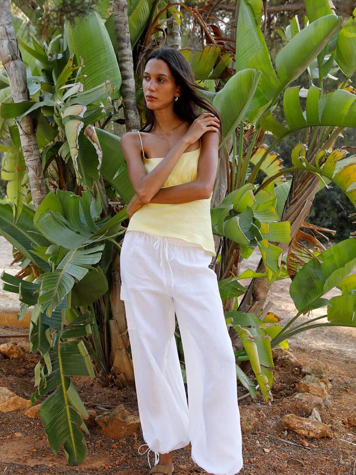 Le pantalon cargo à cordon de serrage Remi en blanc pour la vente par arkitaip