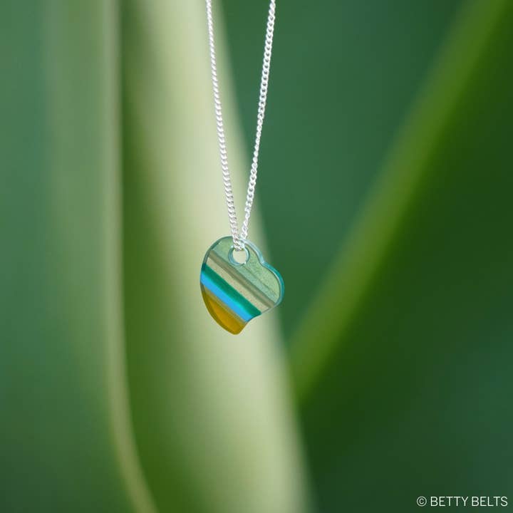 Betty Belts | Ocean Lovers® - Vendita all'ingrosso Collana con ciondolo/pendaglio - Collana con ciondolo a forma di cuore in surfite riciclata (versione forata)