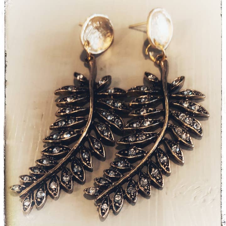 Il paio di orecchini a spillo per la vendita all'ingrosso da parte di JAG/ged Edge Jewelry