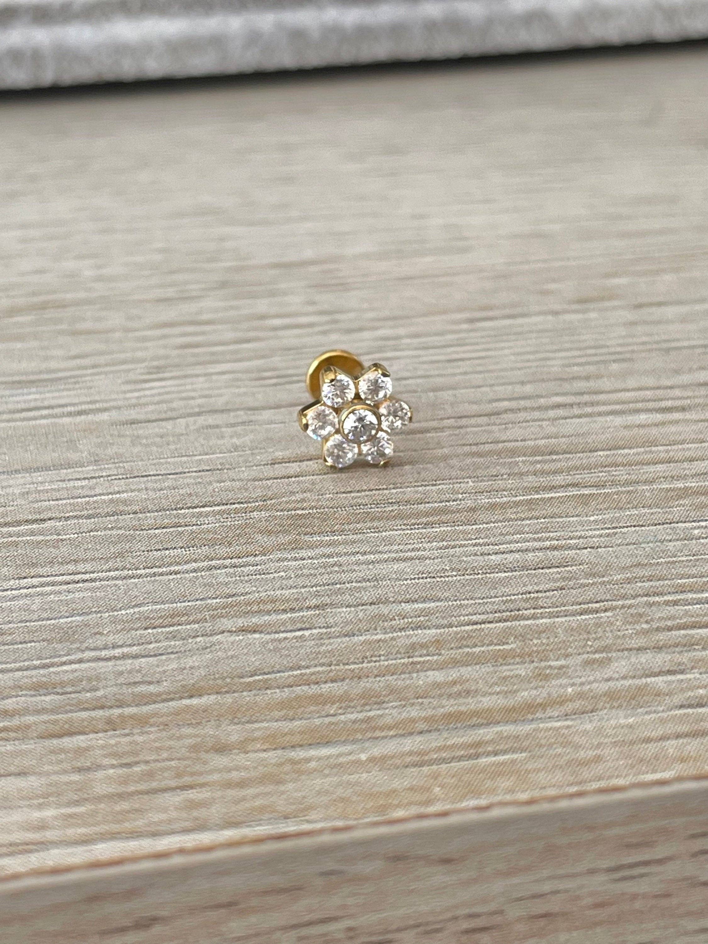 Elara Body Jewelry - Vente Clous d'oreille - Boucle d’oreille fleur à dos plat en CZ pour cartilage (16G, 6 mm ou 8 mm, acier chirurgical, or ou rose)5