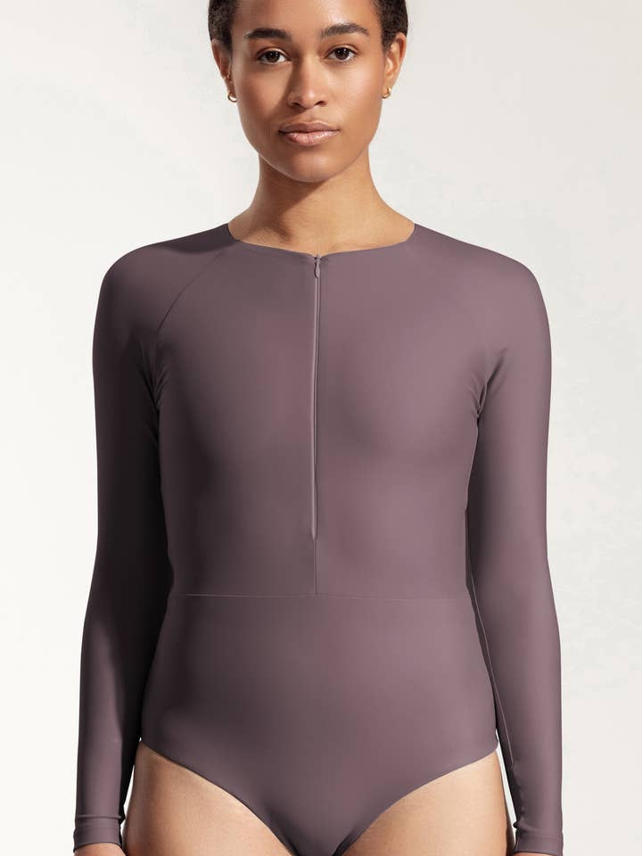 Tuta da surf «Orfe» in lavanda scura per la vendita all'ingrosso da parte di Oy surf