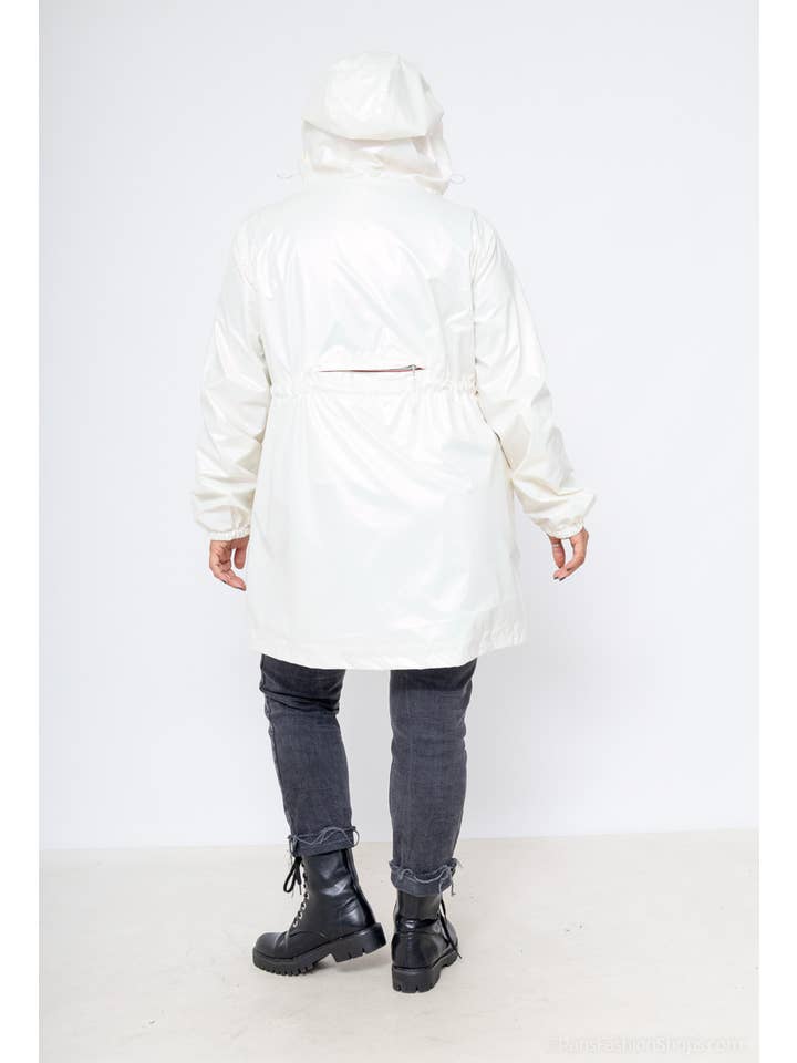 Attrait Paris - Venta al por mayor Cortavientos - Mujer - Cortavientos largo metálico con capucha y cremallera de colores Tallas grandes3