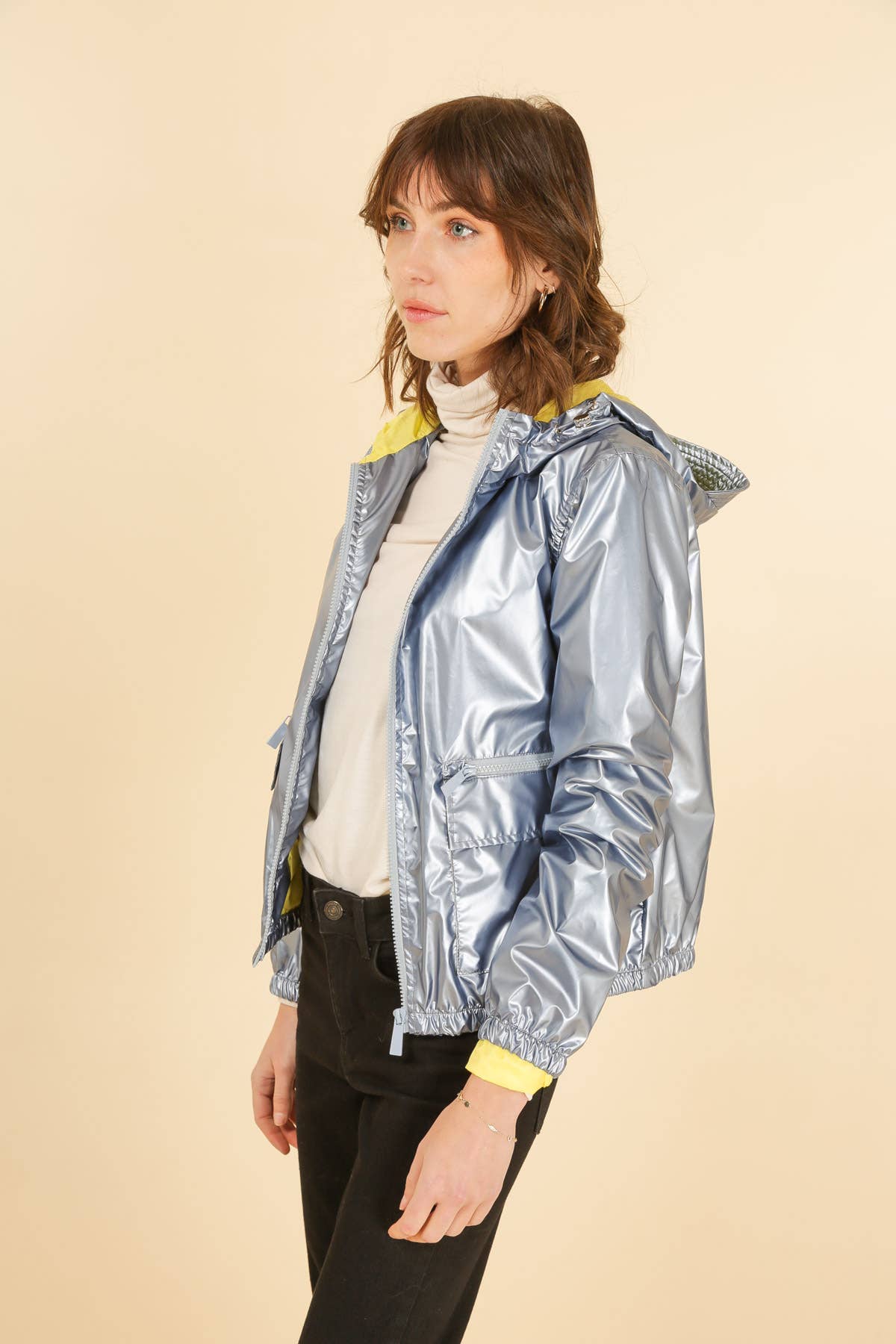 Attrait Paris – Engroshandel Vindjakke - Dame – Kort metallisk vindjakke med hætte og integreret skygge12