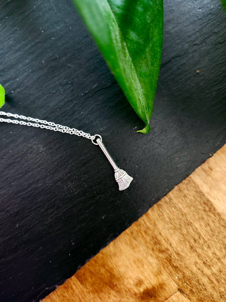 Collana con ciondolo Witches Broom per la vendita all'ingrosso da parte di Three Witches Tea Shop