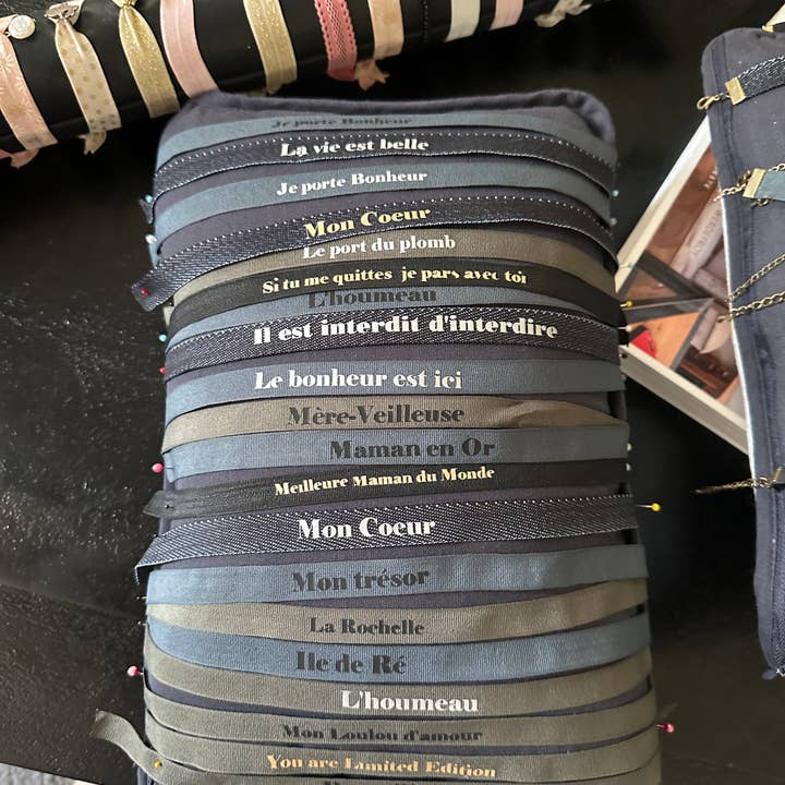 Bracelet à nouer porte bonheur à message et autres tendances Résultats pour bracelet jonc message en vente B2B. Retours gratuits et paiement à 60 jours sur Faire sur Faire.