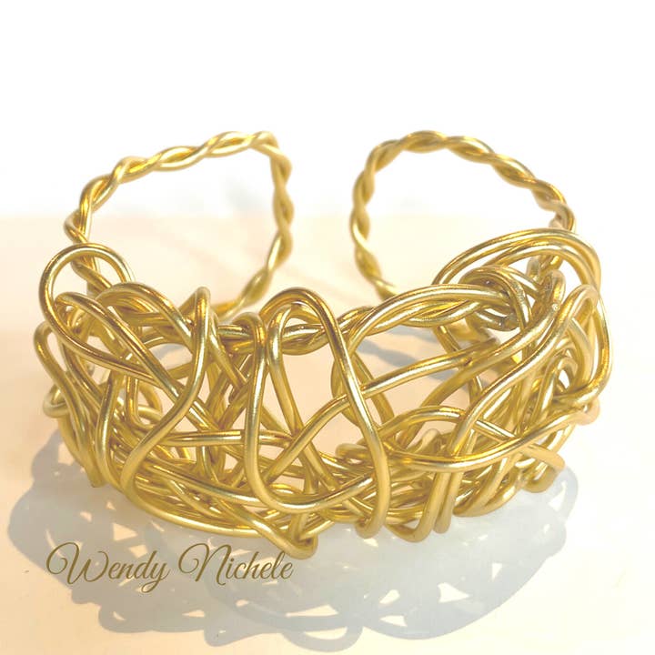 Bracciale in alluminio, bracciale in oro, bracciale in filo grosso per la vendita all'ingrosso da parte di Wendy Nichele Jewelry