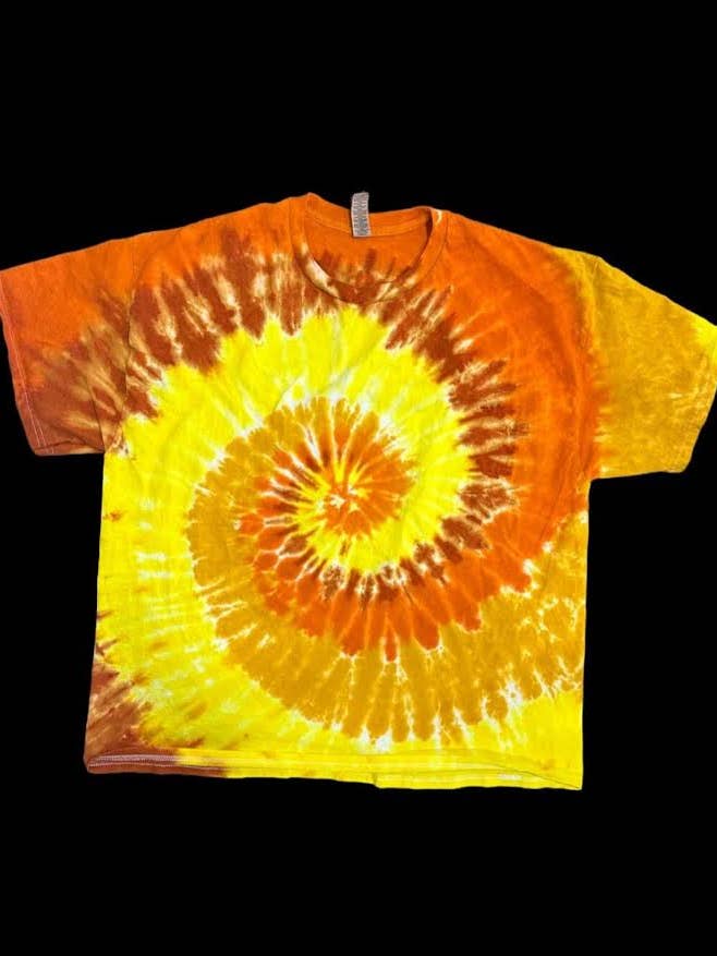 T-shirt Tie and Dye en spirale jaune et orange, tailles S-3XL pour la vente par Lanastiedyes