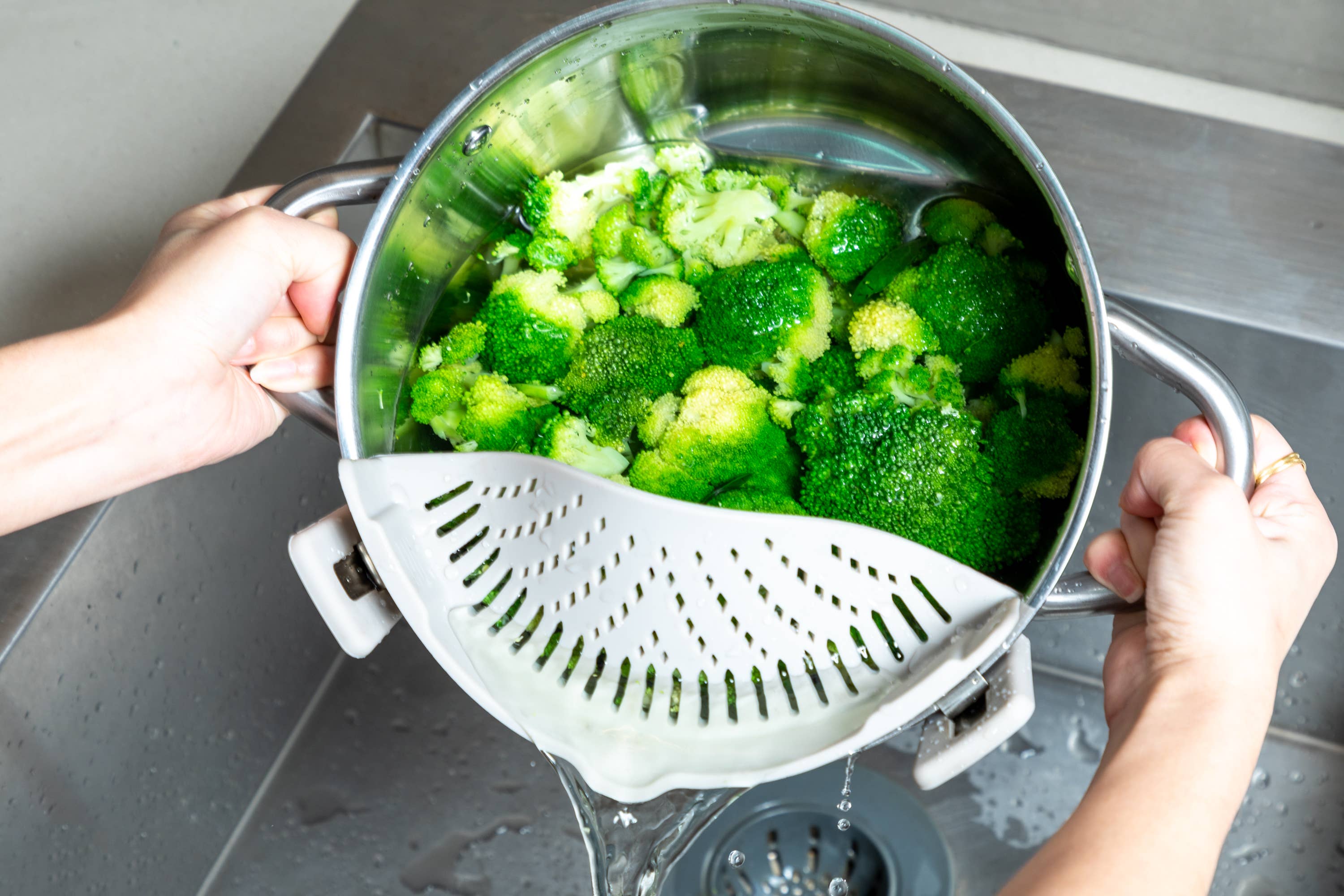 Core Home - Wholesale Kitchen Tool/Gadget - Silicone Clip-On Pot Strainer - Moonstone