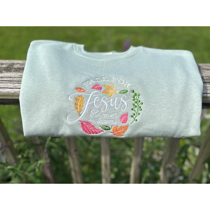 Tombez pour Jésus, il ne vous quitte jamais Brodé Hanes Eco Smart pour la vente par Your Embroidery Girl