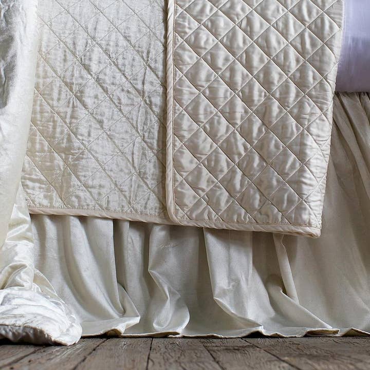 Chloe samlet seng nederdel elfenben fløjl 3/22X86 for engroshandel hos Lili Alessandra