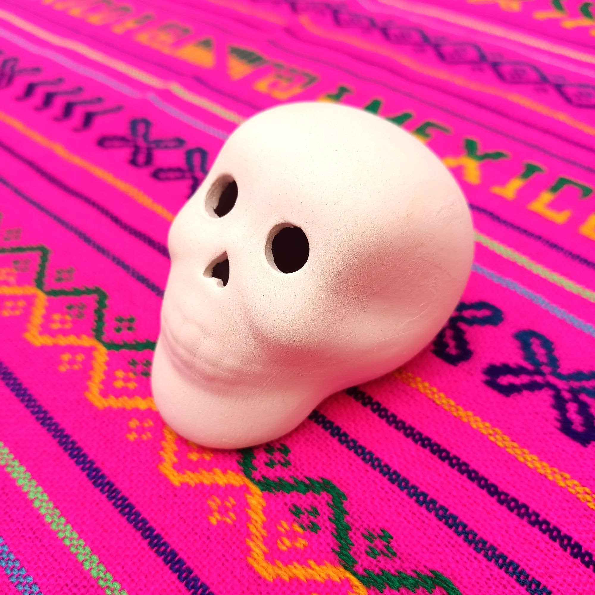 ArtMexico Ltd – wholesale Decorative figurine – Unpainted White Ceramic Sugar Skulls To Paint4