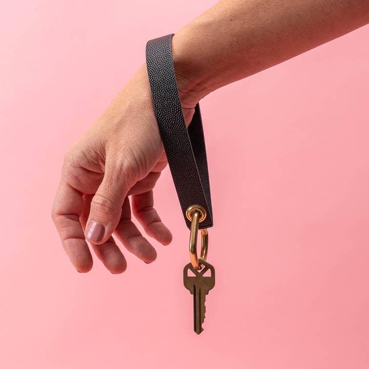 Handgelenktasche aus Onyx-schwarzem genarbtem Leder für den Großhandel von Avryn Co.