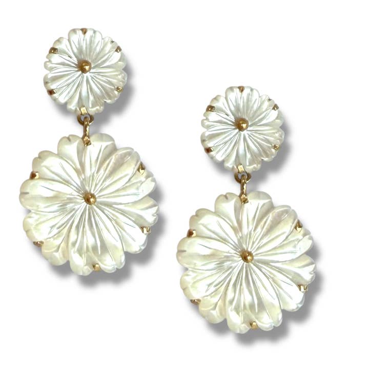 Boucles d'oreilles florales en perles sculptées pour la vente par Dina Mackney