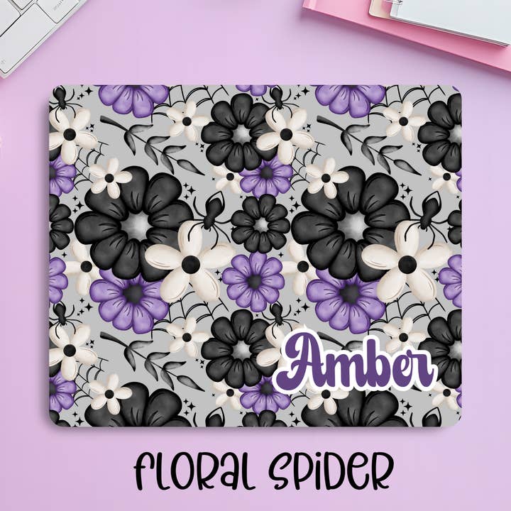 Tapis de souris gothique personnalisé avec araignée et fleurs – Nom personnalisé, esthétique sombre violette et noire. pour la vente par Creekside Design Company