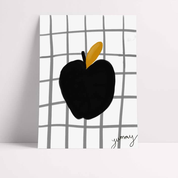 Jummy Apple Print - Blanc avec impression artistique noire pour la vente par Orla and the Gang