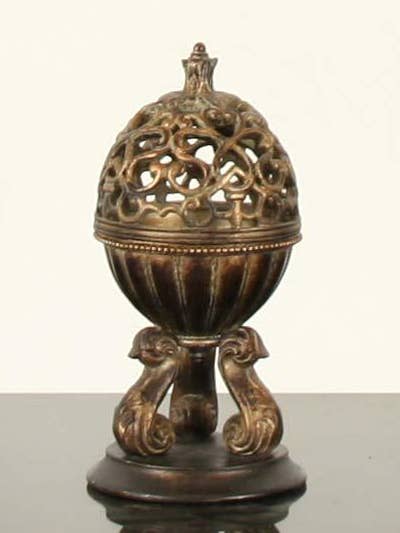 Oeuf en filigrane en bronze antique pour la vente par Accessories by Sherwood